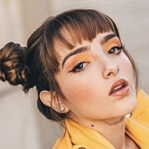 Elaine Haro, 22 (电视女演员)