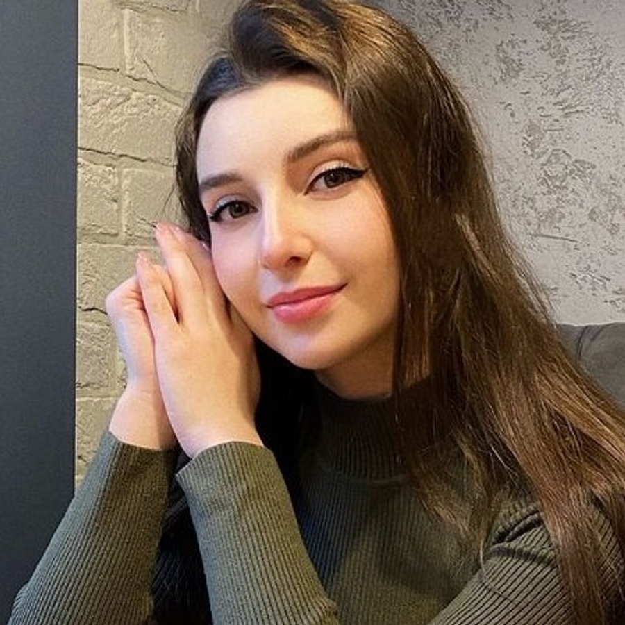 Elena Deligioz, 31 (Instagram Star)