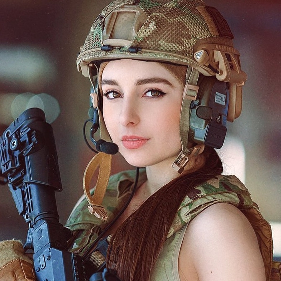 Elena Deligioz, 31 (Instagram Star)