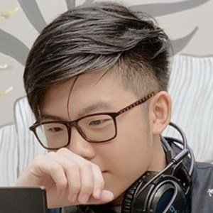 Elestialhd, 23 (YouTube Star)