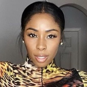 Eliza Reign, 42 (Ngôi sao Instagram)