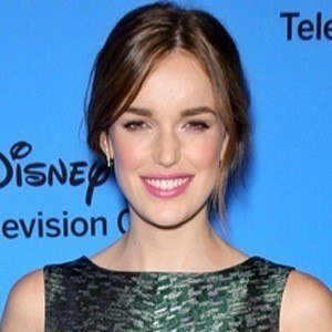 Elizabeth Henstridge, 38 (Attrice TV)