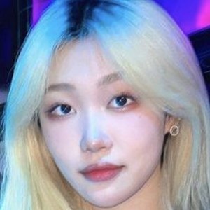 Elizabeth Wan, 21 (TikTok Star)