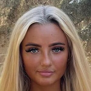 Ella Burke, 23 (Estrella de TikTok)