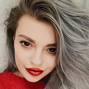 Ella Dvornik, 34 (Blogger)