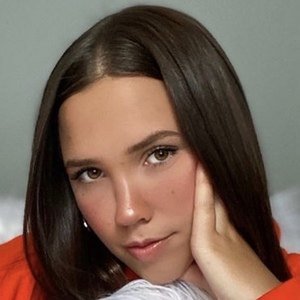 Ella Schnacky, 19 (TikTok Star)