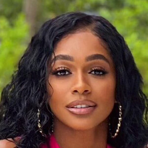 Elle DaCruz image 16