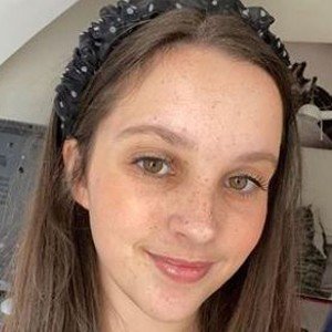 Elle Mulvaney, 23 (TV Actress)