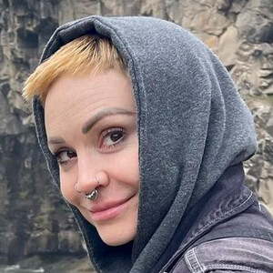 Elle Stanger, 39 (Blogger)