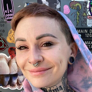 Elle Stanger, 39 (Blogger)