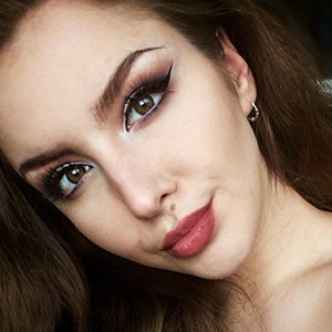 Ellie H-M, 27 (Star d'Instagram)