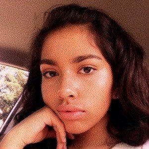 Ellie Hiyar, 21 (Ngôi sao Instagram)