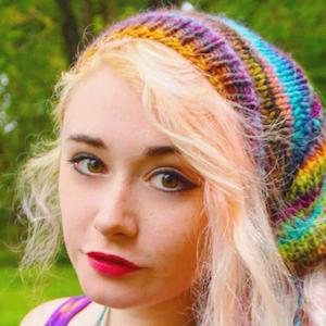 Ellie Paisley, 32 (Painter)