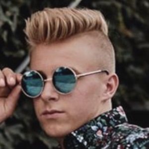 Elliott Brown image 6