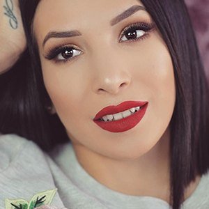 ElsaMakeup, 35 (Estrella de YouTube)
