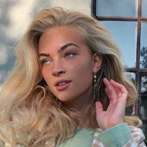 Emilia Silberg, 23 (Instagram Star)