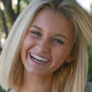 Emily Bee, 22 (TikTok明星)