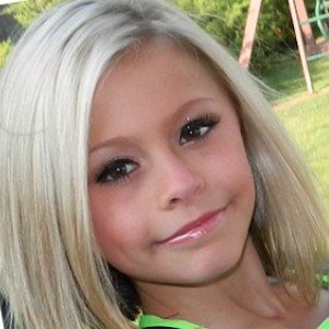 Emily Bott, 20 (啦啦队长)