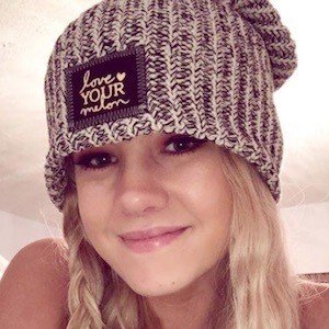 Emily Brooke, 26 (乡村歌手)