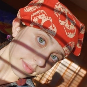 Emily Jones, 20 (鼓手)