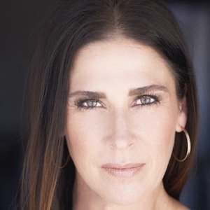 Emily Jones, 48 (Giornalista)