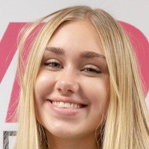 Emily Skinner, 22 (電視女演員)