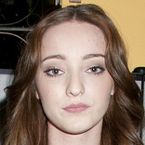 Emma Dumont image 2