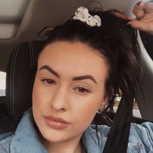 Emma Salute, 26 (Chanteur country)