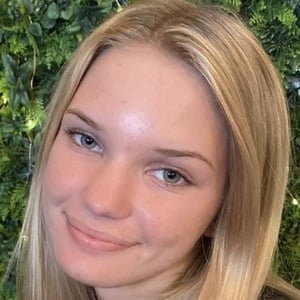 emmy lee, 19 (TikTok Star)