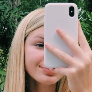 emmy lee, 19 (TikTok Star)