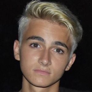 Esteban Costoso, 25 (流行歌手)