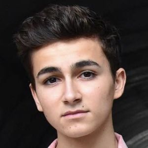 Esteban Costoso, 25 (流行歌手)