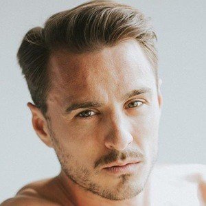 Euan Holden, 37 (足球运动员)