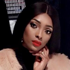 Eve Pamba, 40 (Người mẫu)