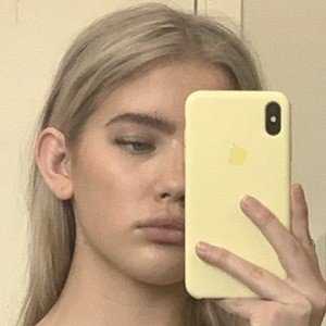 Ezzie, 21 (YouTube Star)