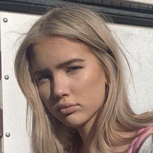 Ezzie, 21 (YouTube明星)