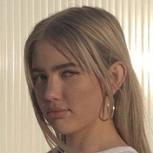 Ezzie, 21 (YouTube Star)