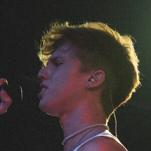 Facundo Olivia, 21 (Ca sĩ)