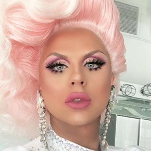Farrah Moan, 32 (Визажист)
