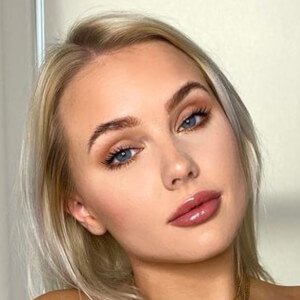 Faye Bate, 28 (YouTube Star)