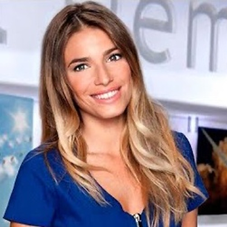 Flora González López, 40 (TV Show-Gastgeber)