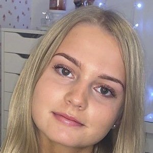 Floral Louisa, 21 (YouTube明星)