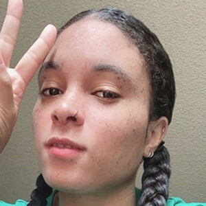 Frecklefacemomo, 38 (TikTok-ster)