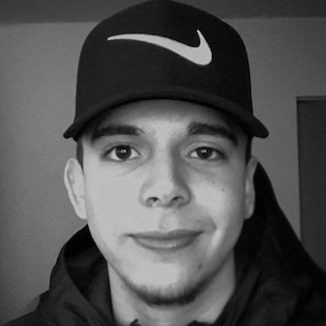 Frizzeyes, 27 (YouTube Star)