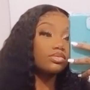 Ft.Gusna, 20 (Instagram Star)