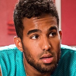 Futuristic, 33 (说唱歌手)