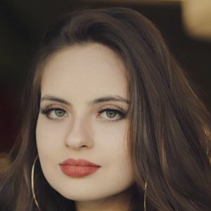 Gabriela Costa image 2
