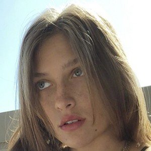 Geneva Natalia, 26 (Model)