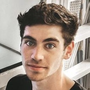 George Mavrakis, 28 (Estrella de YouTube)