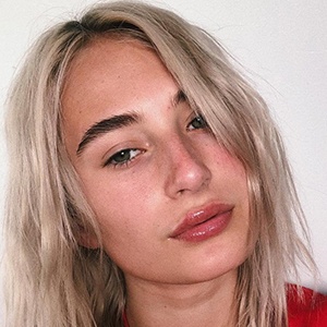 Georgia Denton, 24 (流行歌手)